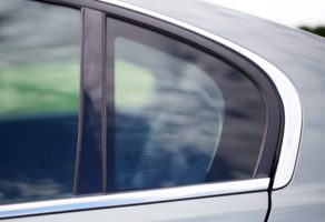 GLASS SERVICE 018 – Ugradnja auto stakala Niš